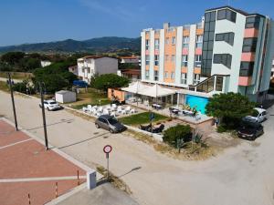 Nespecifikovaný výhled na hory nebo výhled na hory při pohledu z hotelu