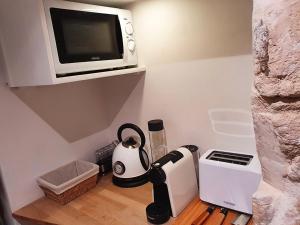 Televízia a/alebo spoločenská miestnosť v ubytovaní Suite 6
