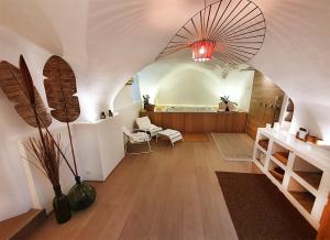 sala de estar con dormitorio con cama en Suite 6, en Nimes