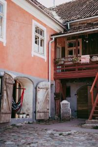 un antiguo edificio con puertas abiertas y una bandera en él en Baznīcas ielas apartamenti, en Kuldīga