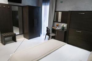 1 dormitorio con cama, escritorio y silla en Villa Caribe, en Spigno Saturnia