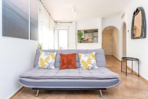 Posezení v ubytování Beachfront sea view in cozy 1BR with pool and garage + 30 fotografií
