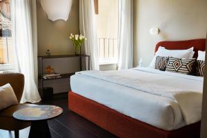 ローマにあるHOTEL VITE - By Naman Hotellerieのベッドルーム(大型ベッド1台、椅子付)