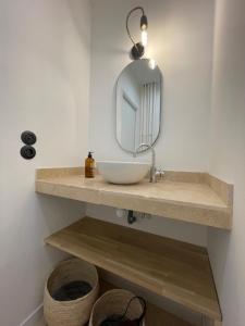 La salle de bains est pourvue d'un lavabo et d'un miroir. dans l'établissement Cosy T3 proche plage. Fibre. Clim, à Saint-Mandrier-sur-Mer