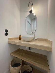 Ένα μπάνιο στο Design T3 vue mer et montagne 2 Chambres 3mn de la plage Fibre Clim