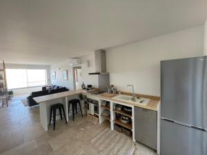 Η κουζίνα ή μικρή κουζίνα στο Design T3 vue mer et montagne 2 Chambres 3mn de la plage Fibre Clim