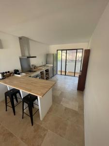 Η κουζίνα ή μικρή κουζίνα στο Design T3 vue mer et montagne 2 Chambres 3mn de la plage Fibre Clim +8 φωτογραφίες