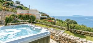 una bañera de hidromasaje en un jardín con vistas al océano en Villa DAlessandro, en Anacapri
