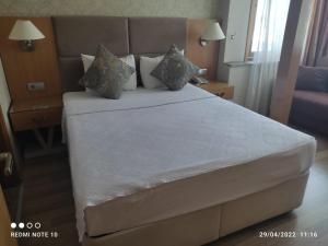 Postel nebo postele na pokoji v ubytování Adana Yukselhan Hotel