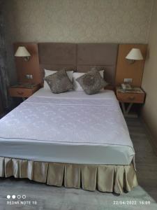 Postel nebo postele na pokoji v ubytování Adana Yukselhan Hotel