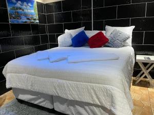 Ένα ή περισσότερα κρεβάτια σε δωμάτιο στο Ncotshane BnB +1 φωτογραφίες