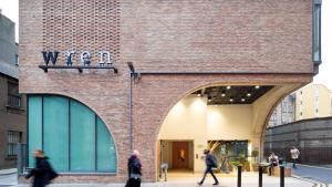 een bakstenen gebouw waar mensen voor lopen bij Wren Urban Nest in Dublin