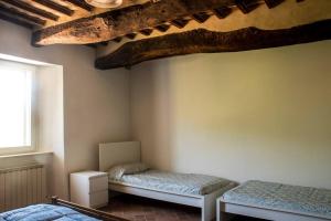 una camera con due letti e una finestra di Bed and Breakfast La Villa a Fiastra