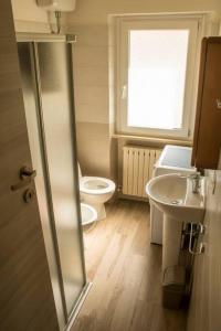 La salle de bains est pourvue de toilettes et d'un lavabo. dans l'établissement Bed and Breakfast La Villa, à Fiastra