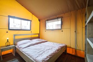 Un pat sau paturi într-o cameră la Baza Maciejòwka