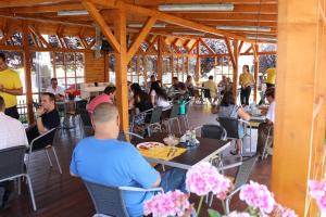 Un restaurante o sitio para comer en Casa Ardeleneasca