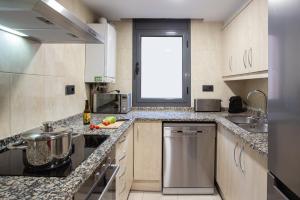 cocina con encimeras de granito y ventana en El Catllar, en Ripoll