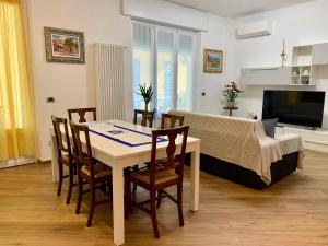 a living room with a table and chairs and a bed at La Casa dei Nonni in Levanto