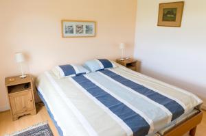 Łóżko lub łóżka w pokoju w obiekcie À 600m de la plage, maison de famille pour 9
