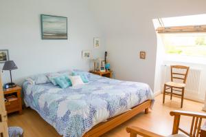 sypialnia z łóżkiem z niebieską kołdrą w obiekcie À 600m de la plage, maison de famille pour 9 w mieście Penmarch