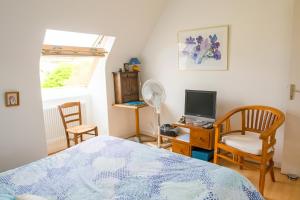 Telewizja i/lub zestaw kina domowego w obiekcie À 600m de la plage, maison de famille pour 9