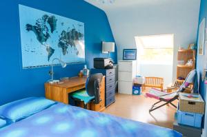 Telewizja i/lub zestaw kina domowego w obiekcie À 600m de la plage, maison de famille pour 9