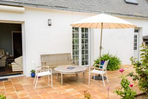 Patio lub wspólna przestrzeń na świeżym powietrzu w obiekcie À 600m de la plage, maison de famille pour 9