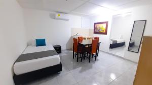 Postel nebo postele na pokoji v ubytování Hotel Poblado Suite