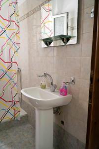 un baño con lavabo y espejo en Lampros Studio, en Kalambaka