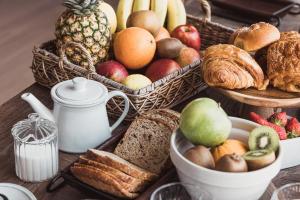 una mesa cubierta con cestas de fruta y pan en Château Laffitte Carcasset, en Saint-Estèphe