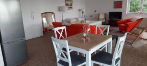 une cuisine et un salon avec une table et des chaises dans l'établissement Apartman Ivan, à Mandre 6 autres photos