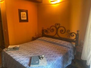 リオマッジョーレにあるCà Della Vallettaのベッドルーム1室(ベッド1台、本付)
