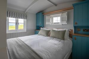 Tempat tidur dalam kamar di Inglewood Shepherd's Huts