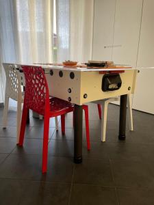 a table with a red chair and a table with a microwave at Venicedire in Venice