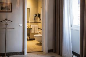 Vannituba majutusasutuses La Dépendance Hotel
