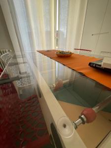 Venicedire في البندقية: طاولة زجاجية مع منضدة وصحن عليها