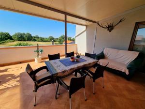Posezení v ubytování Sunny apartment with pool