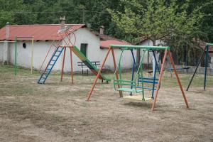 eine Gruppe von Spielgeräten in einem Garten in der Unterkunft Lampros Studio in Kalambaka