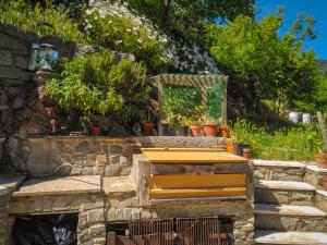 einen Garten mit Topfpflanzen an einer Steinmauer in der Unterkunft La Valle degli Orti in La Spezia