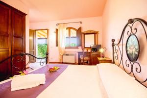 a bedroom with a large white bed with a mirror at Agriturismo Poggio Pistolese in Montaione