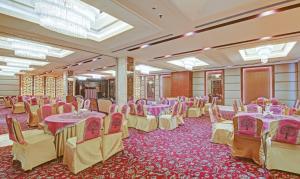 ein Festsaal mit Tischen und Stühlen in einem Raum in der Unterkunft Treebo Premium Arista in Chandīgarh + 36 Fotos