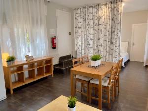 カスペにあるApartamentos Caspeのテーブル、椅子、ベッドが備わる客室です。