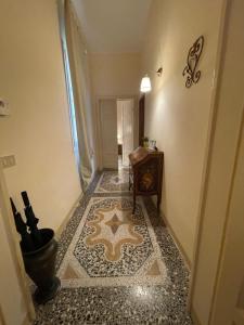 a hallway with a tile floor with a star on it at Intero appartamento 3 letti con garage gratuito in Livorno