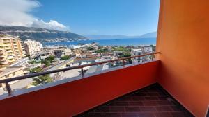 Elle comprend un balcon offrant une vue sur l'océan. dans l'établissement Sweetview 2-bedroom apartment with 3 balcony seaview, à Vlorë