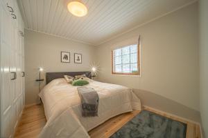 1 dormitorio con cama y ventana en Villa Merino en Kittilä