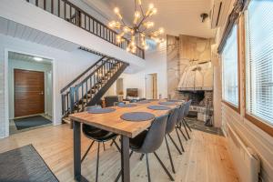 a large dining room with a long table and chairs at Villa Merino in Kittilä