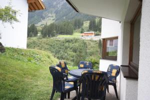 einen Tisch und Stühle auf einem Balkon mit Aussicht in der Unterkunft Hirschstube in Ischgl