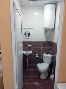 een kleine badkamer met een toilet en een wastafel bij Gazi in Popovo