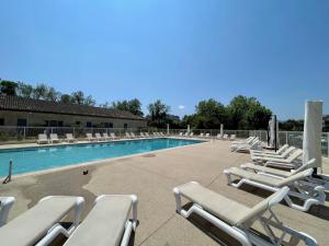 Bazén v ubytovaní Studio 14 - LES SUITES DE ROBINSON - Résidence avec piscine en bord de Siagne, à Mandelieu-La-Napoule alebo v jeho blízkosti