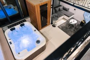 mit Blick auf ein Bad mit Badewanne in der Unterkunft Deluxe dreams & spa Sabac in Šabac
